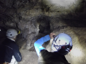 Dos excursionistas en el interior de la cueva.