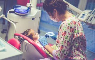 Niña en la consulta de la dentista.